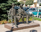Pomnik Jana i Stanisława Cetnarskich na Placu Sobieskiego w Łańcucie
