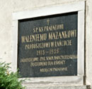Tablica pamiątkowa poświęcona ks. W. Mazankowi, wmontowana w ścianę kościoła farnego